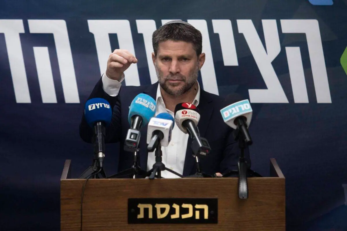 O ministro israelense das Finanças e líder do Sionismo Nacional, Bezalel Smotrich, fala à imprensa durante uma reunião do partido em Jerusalém em 5 de fevereiro de 2024 [Amir Levy/Getty Images]
