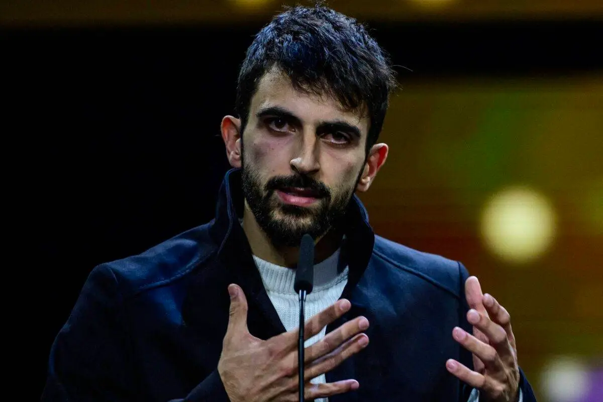 Diretor israelense Yuval Abraham recebe o prêmio de Melhor Documentário do Festival Internacional de Cinema de Berlim (Berlinale), pelo longa-metragem “No Other Land”, sobre os pogroms cometidos por Israel em Masafer Yatta, na capital alemã, em 24 de fevereiro de 2024 [John MacDougall/AFP via Getty Images]
