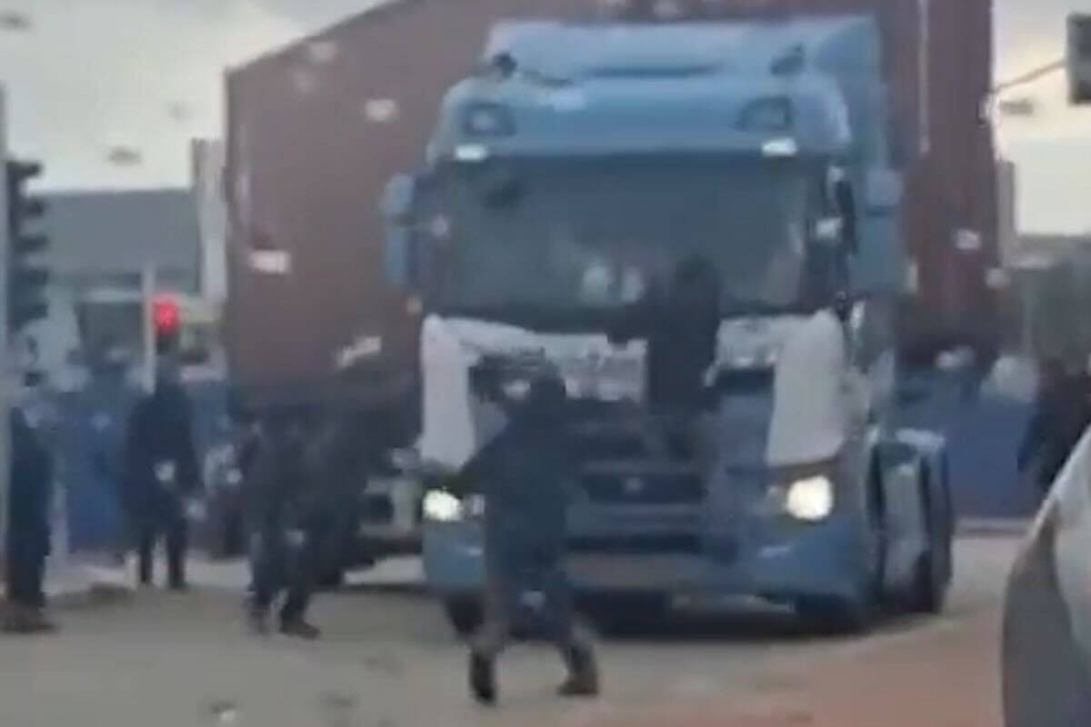 Ativistas israelenses desarmados foram vistos bloqueando a passagem de caminhões de ajuda destinados a Gaza no porto de Ashdod. [Reprodução]
