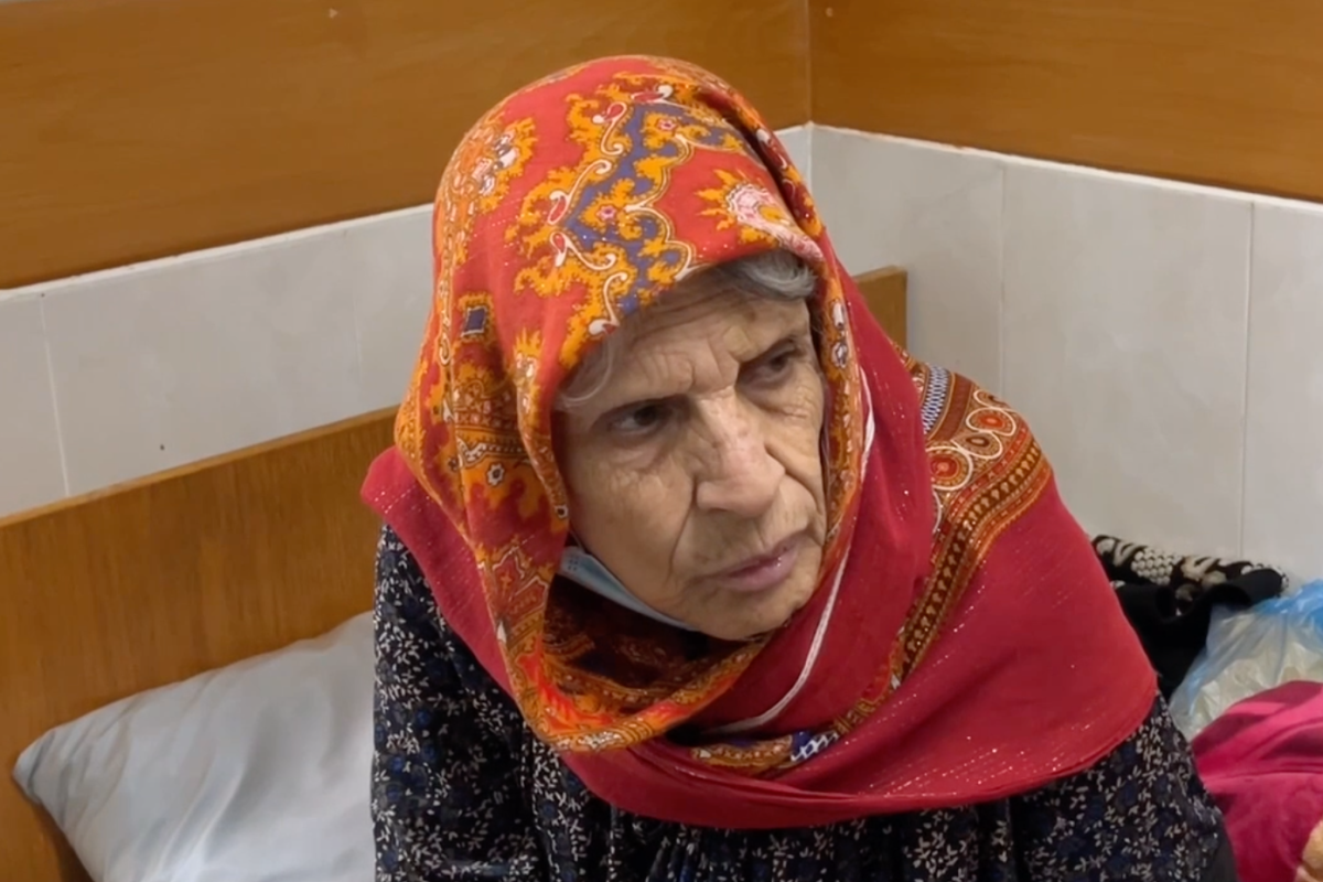 Umm Muhammad Musmah, senhora palestina sob tratamento no Hospital Europeu de Gaza na cidade de Khan Yunis, no sul do território [Agência Anadolu]
