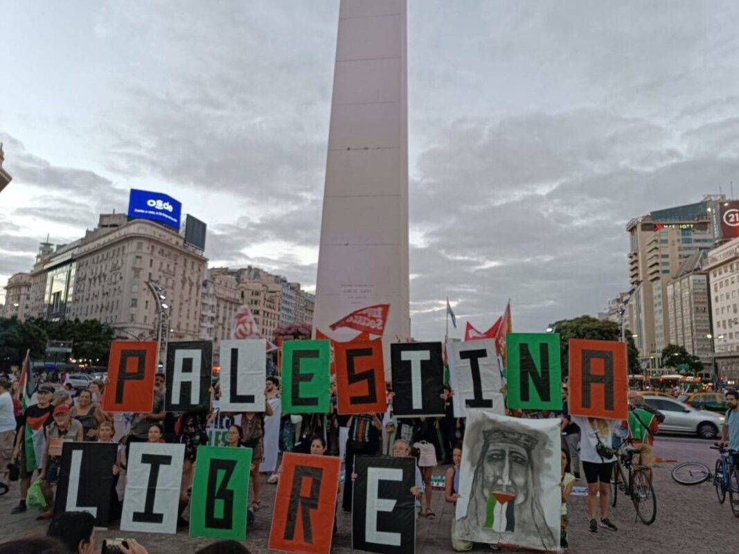 Argentinos protestam contra a guerra em Gaza e a política pró-sionista  de Milei [Bruno Balci/Monitor do Oriente Médio]