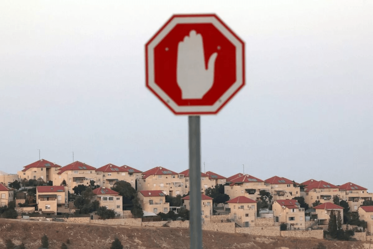Placa em frente ao assentamento israelense de Maale Adumim, na Cisjordânia ocupada, perto de Jerusalém, em 16 de agosto de 2023 [Ahmad Gharabli/AFP via Getty Images]
