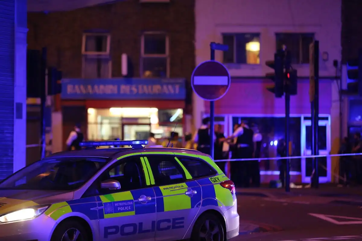 Polícia isola área de um atropelamento contra pedestres perto da Mesquita de Finsbury Park, em Londres, Reino Unido, 18 de junho de 2017 [Tayfun Salcıi/Agência Anadolu]