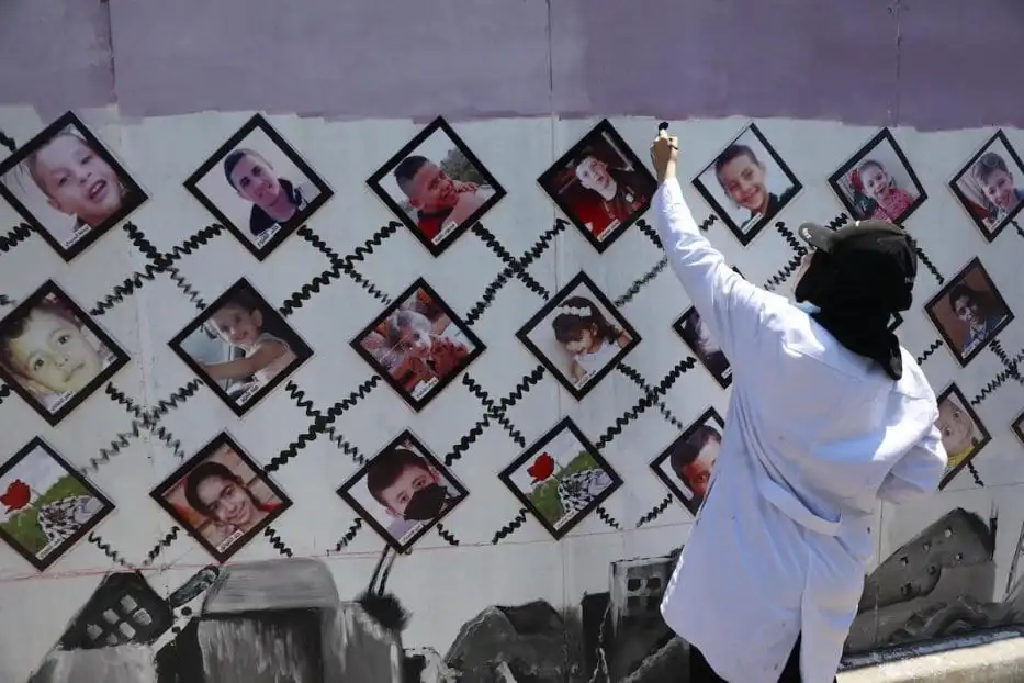 Imagens de crianças palestinas mortas pelos bombardeios israelenses em Gaza, no último mês de maio, expostas em frente ao escritório local do Programa das Nações Unidas para o Desenvolvimento (PNUD), em 13 de julho de 2021 [Mohammed Asad/Monitor do Oriente Médio]
