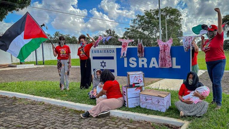 Mulheres do MST denunciam genocídio em protesto na Embaixada de Israel em Brasília [André Gouveia]
