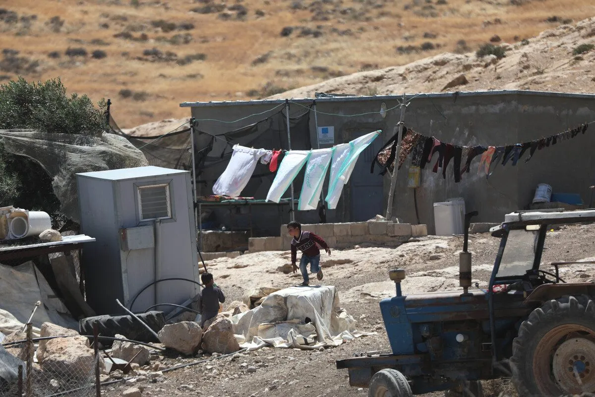 Membros das comunidades palestinas Masafer Yatta vivem em cavernas e construções improvisadas determinados a permanecer em suas terras, apesar da decisão do tribunal israelense que permitiu o despejo forçado, ao sul de Hebron, na Cisjordânia, em 7 de maio de 2022 [Mamoun Wazwaz/Agência Anadolu]
