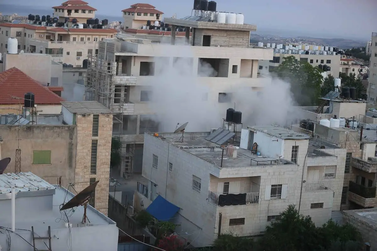 Forças israelenses demolem casa do prisioneiro palestino Islam al-Farouh, em Ramallah, na Cisjordânia ocupada, em 8 de junho de 2023 [Issam Rimawi/Agência Anadolu]
