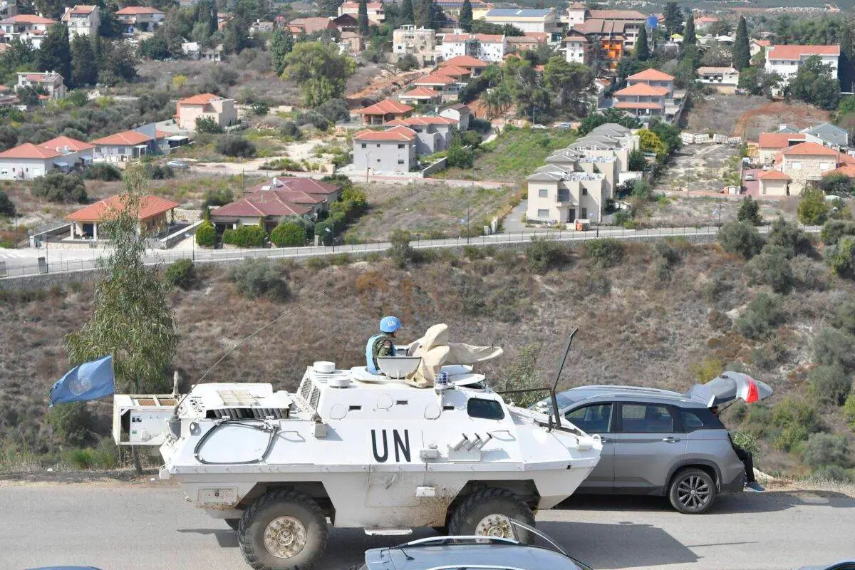 Foto: Esta foto, tirada do Líbano, mostra a fronteira israelense enquanto as Forças Interinas de Manutenção da Paz das Nações Unidas (Unifil) patrulham a linha de fronteira entre o Líbano e Israel, na cidade libanesa de Dhayra, em 11 de outubro de 2023 [Houssam Shbaro/Agência Anadolu]