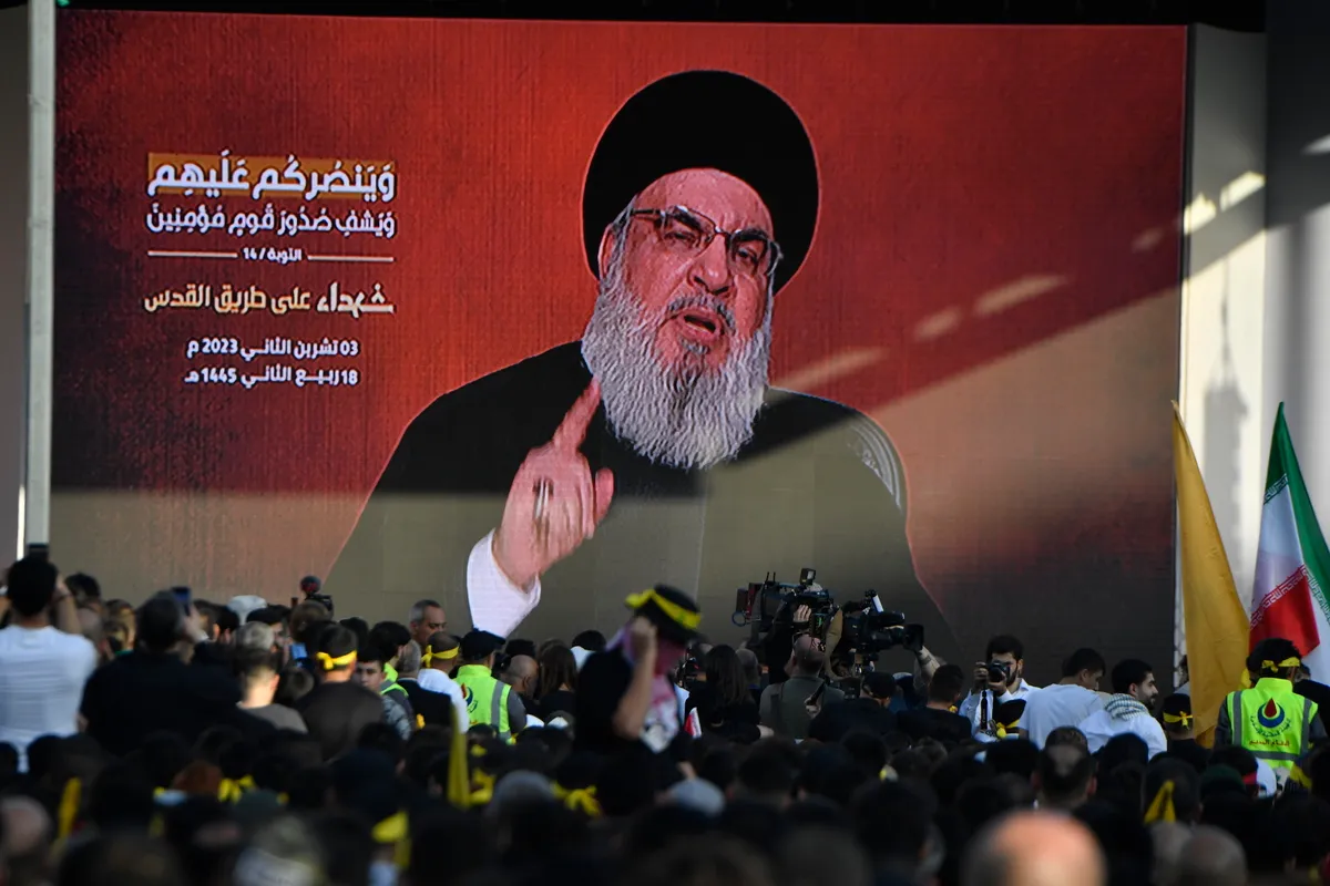 Apoiadores assistem discurso de Hassan Nasrallah, secretário-geral do Hezbollah, em Beirute, em 3 de novembro de 2023 [Houssam Shbaro/Anadolu Agency]