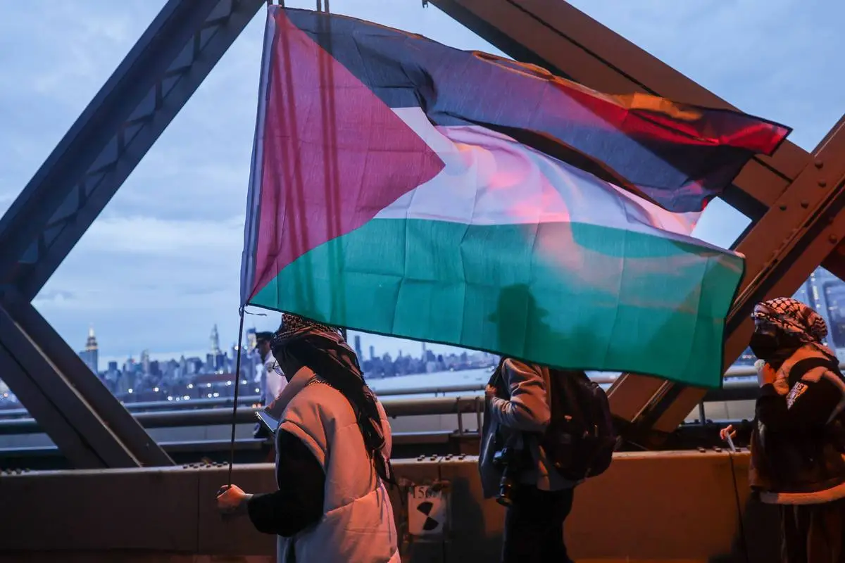 Manifestantes pró-Palestina enchem as ruas do Brooklyn e de Manhattan enquanto marcham até a ponte Williamsburg para exigir justiça para o povo de Gaza e pedir ao governo dos EUA que pare de enviar ajuda a Israel, em Nova Iorque, Estados Unidos, em 4 de dezembro de 2023 [Selçuk Acar/Agência Anadolu]
