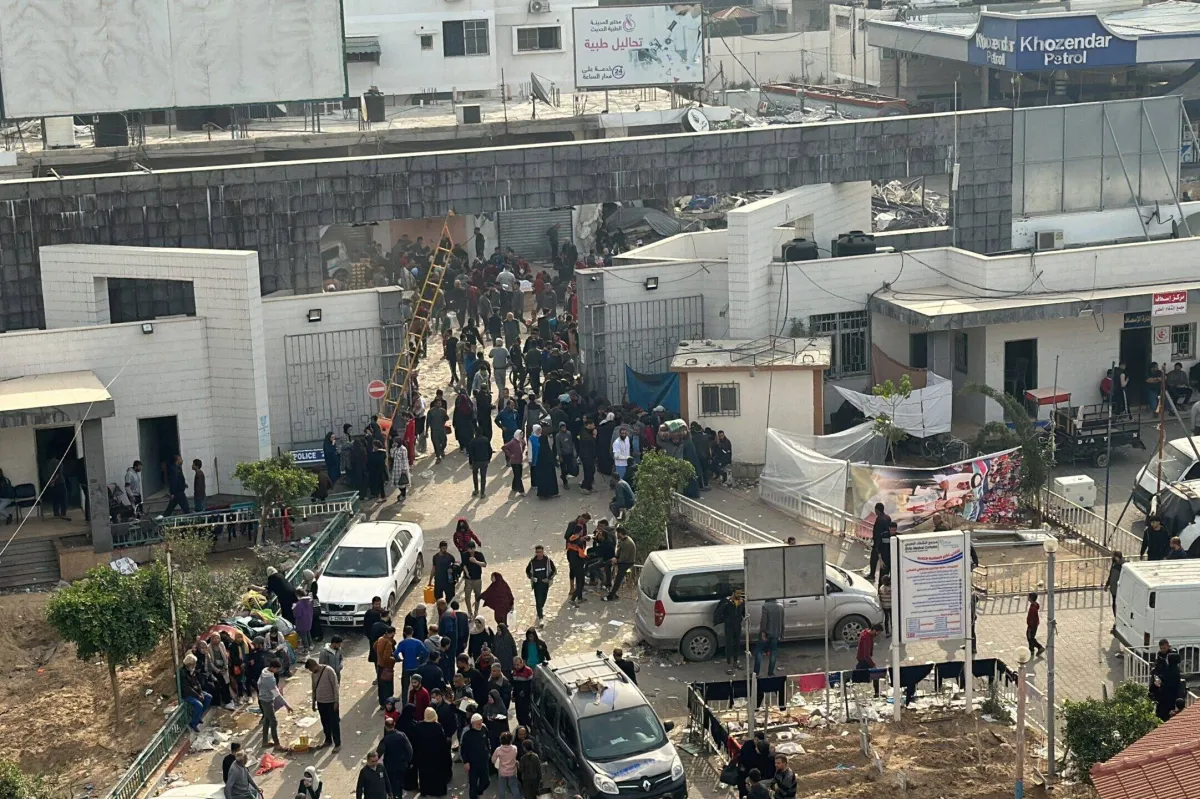 Foto: Uma vista aérea do Hospital Al-Shifa, onde os palestinos estão abrigados e tentando sobreviver em condições difíceis devido aos contínuos ataques israelenses na Cidade de Gaza, Gaza, em 10 de dezembro de 2023 [Abdulqader Sabbah/Agência Anadolu]