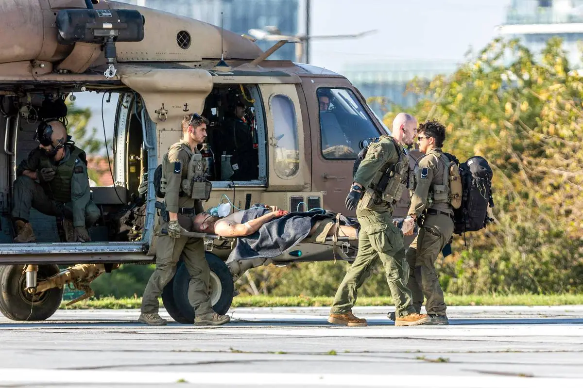 O exército israelense evacua seus soldados que foram feridos em batalhas em Gaza por meio de um helicóptero para tratamento médico no Hospital Beilinson, perto de Tel Aviv, Israel, em 18 de dezembro de 2023 [Nir Keidar/Agência Anadolu]