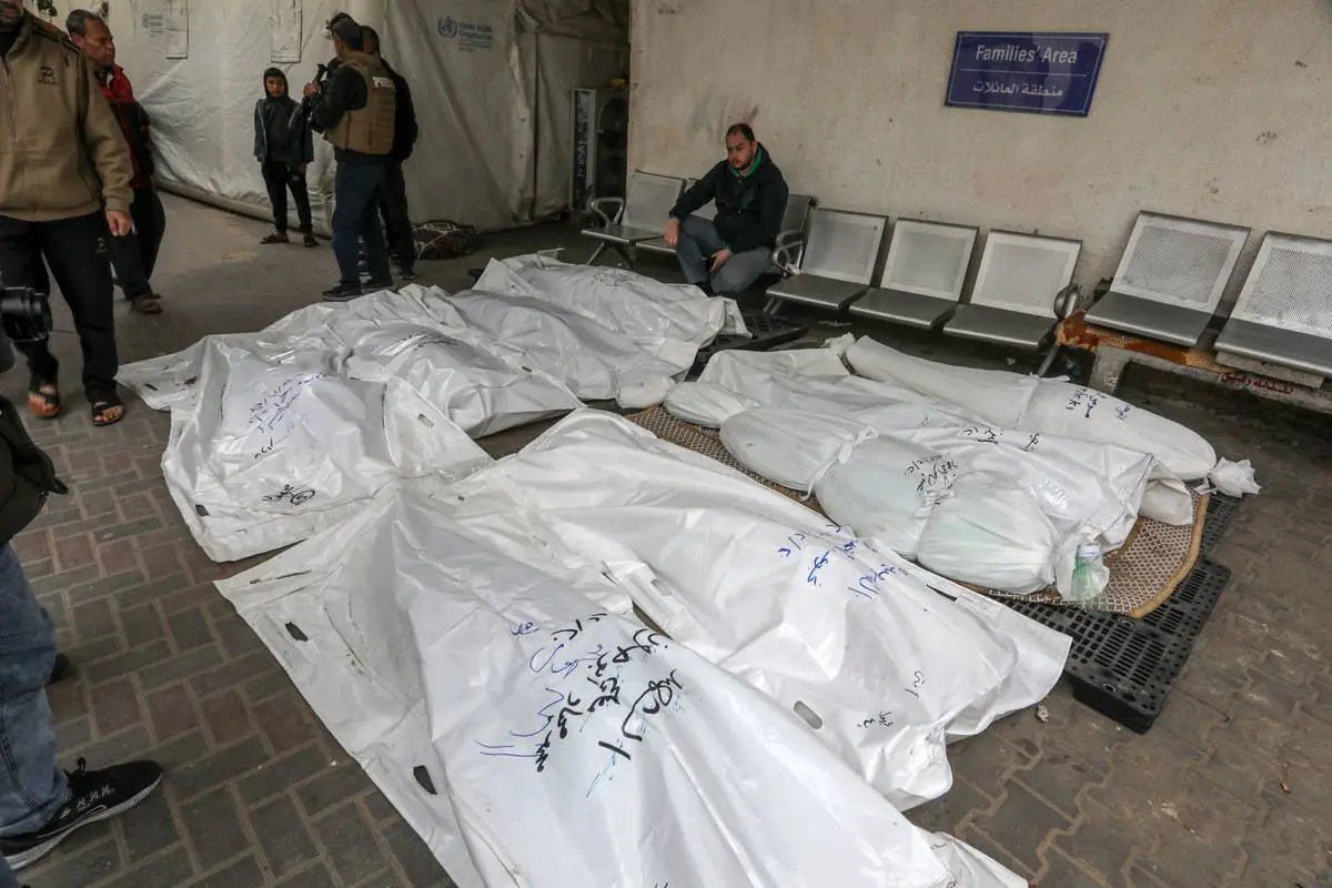 Corpos palestinos no necrotério do Hospital el-Najar, em Rafah, na Faixa de Gaza, em 21 de dezembro de 2023 [Abed Rahim Khatib/Agência Anadolu]
