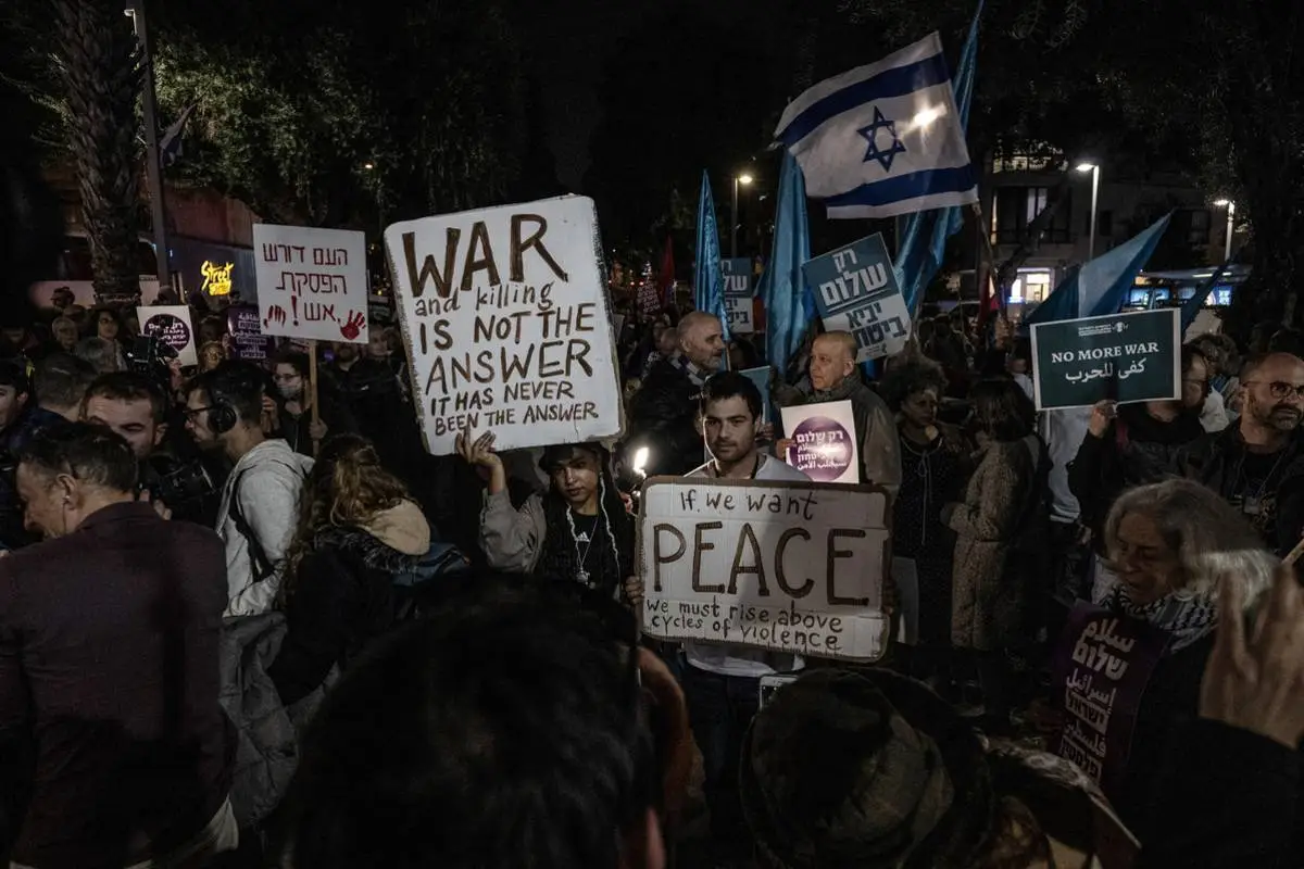 Cerca de 300 ativistas israelenses reunidos perto do Ministério da Defesa proferem gritos contra a guerra enquanto realizam um protesto pedindo um cessar-fogo em Tel Aviv, Israel, em 18 de janeiro de 2024 [Mostafa Alkharouf/Agência Anadolu]
