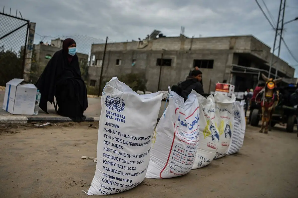Sacos de farinha distribuídos pela Agência das Nações Unidas para a Assistência aos Refugiados da Palestina (UNRWA), em Rafah, sul de Gaza, 28 de janeiro de 2024 [Abed Zagout/Agência Anadolu]
