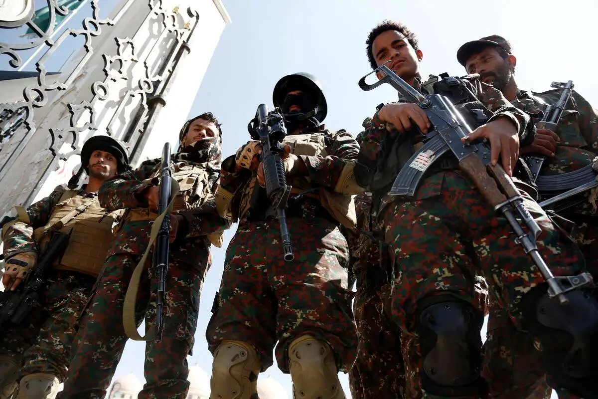 Comandantes dos Houthis e grupos de milícias, carregando armas, participam da cerimônia do 20º aniversário do assassinato do fundador do Movimento Houthi, Hussein Badreddin al-Houthi, na Mesquita Al Sha'ab em Sana'a, Iêmen, em 6 de fevereiro de 2024. [Mohammed Hamoud/ Agência Anadolu].