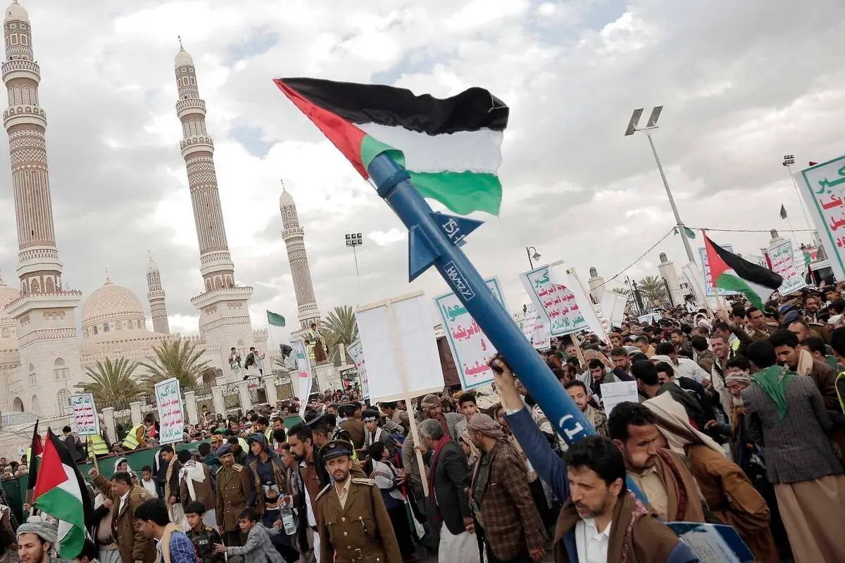 Cidadãos iemenitas tomam a praça Sebin em solidariedade a Gaza, em Sanaa, capital do Iêmen, em 9 de fevereiro de 2024 [Mohammed Hamoud/Agência Anadolu]
