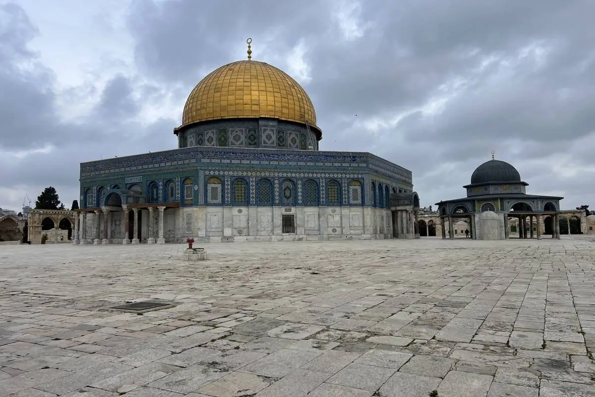 Domo da Rocha e pátio de Al-Aqsa, vazio devido às restrições israelenses, em Jerusalém ocupada, 16 de fevereiro de 2024 [Mohammad Hamad/Agência Anadolu]