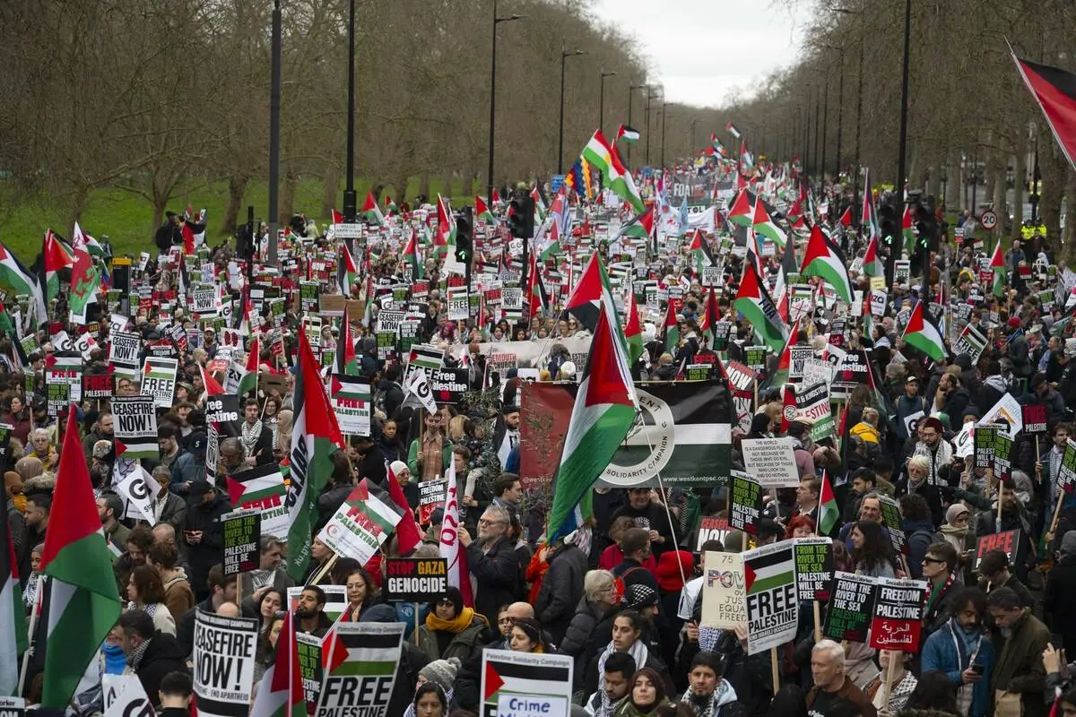 Milhares de pessoas protestam em solidariedade ao povo palestino, em Londres, 17 de fevereiro de 2024 [Rasid Necati Aslım/Agência Anadolu]