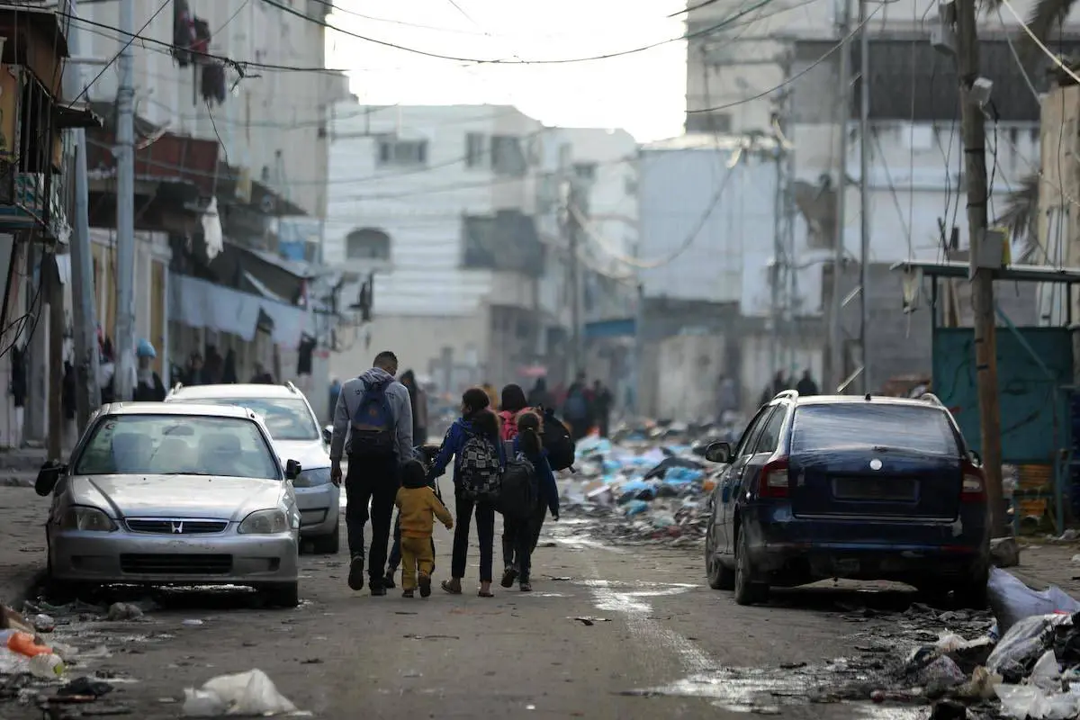Palestinos deixam suas casas no bairro de Zeitoun, na Cidade de Gaza, em meio aos bombardeios israelenses, em 20 de fevereiro de 2024 [Dawoud Abo Alkas/Agência Anadolu]