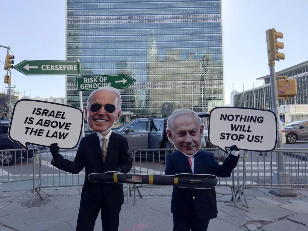 Ativistas encenam uma ação com Netanyahu montado em um míssil dos EUA antes da votação do cessar-fogo em Gaza no Conselho de Segurança da ONU na terça-feira, em frente à sede da ONU, Ralph Bunche Park, em Nova York, Estados Unidos, em 20 de fevereiro de 2024. [Selçuk Acar/ Agência Anadolu] 