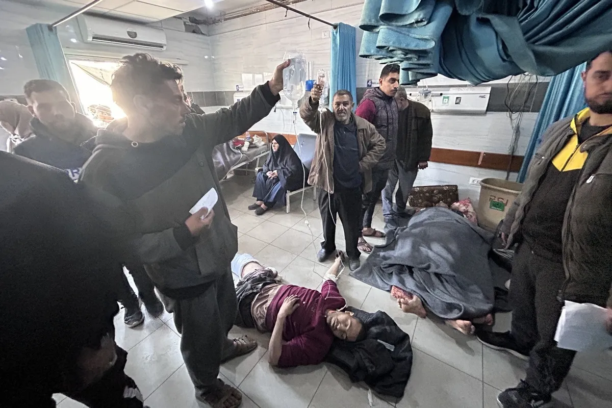 Palestinos feridos recebem tratamento médico no hospital Kamal Adwan depois que as forças israelenses abriram fogo contra palestinos que esperavam por caminhões de ajuda humanitária na rua Al-Rashid na Cidade de Gaza, Gaza, em 29 de fevereiro de 2024. [Mahmud Isa / Agência Anadolu].