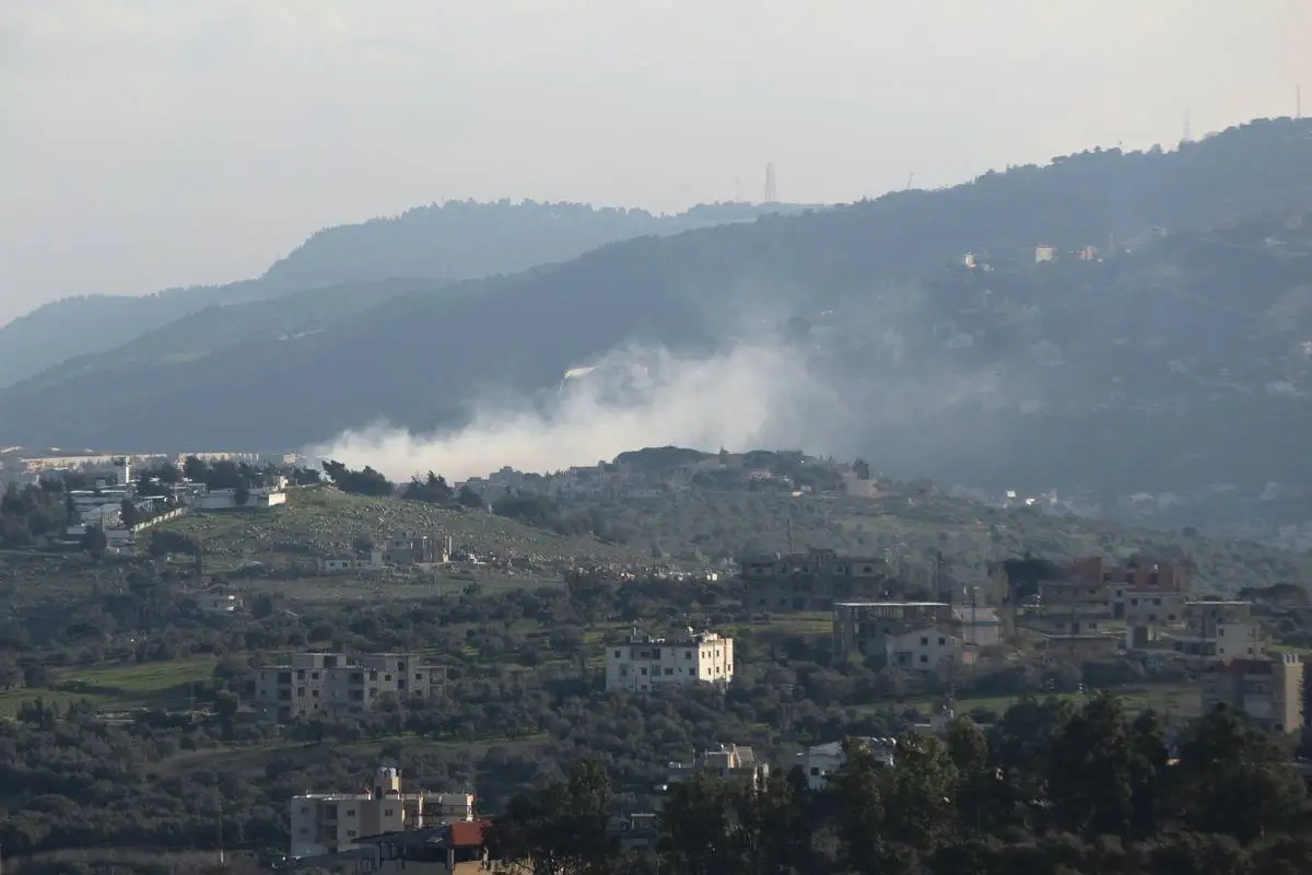 A fumaça sobe depois que um ataque aéreo israelense atingiu a cidade de Kafr Kila e Adise, na província de Nabatieh, no sul do Líbano, em 2 de março de 2024 [Ramiz Dallah/Agência Anadolu]
