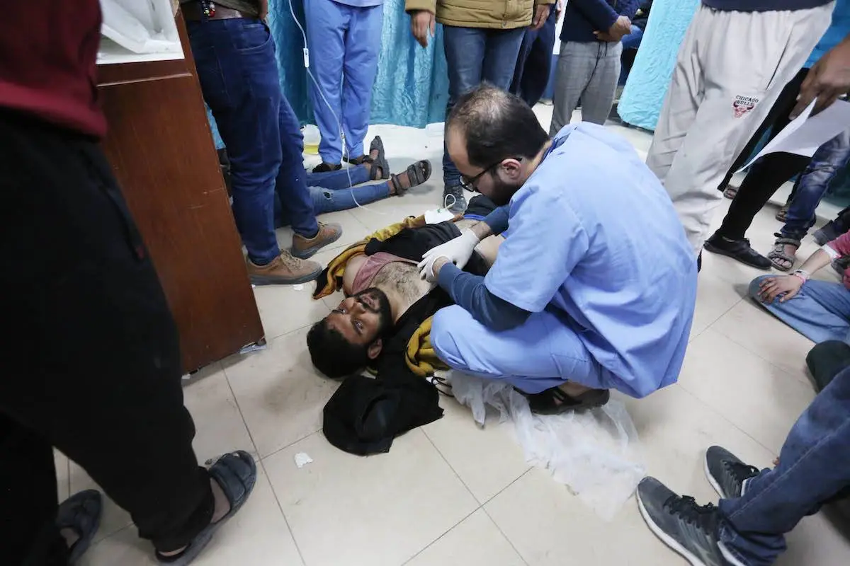 Palestino ferido por um ataque israelense ao campo de refugiados de Nuseirat no Hospital dos Mártires de Al-Aqsa, em Deir al-Balah, em Gaza, em 5 de março de 2024 [Ashraf Amra/Agência Anadolu]
