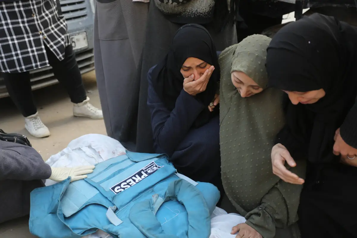 Parentes, amigos e colegas de Mohammed Salamah, jornalista da Al-Aqsa TV, morto por um ataque israelense a sua casa, durante funeral no Hospital dos Mártires de Al-Aqsa, em Deir al-Balah, na Faixa de Gaza, em 6 de março de 2024 [Ashraf Amra/Agência Anadolu]
