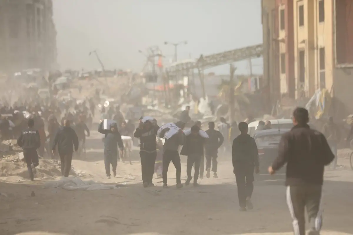 Palestinos recebem saco de farinha na rua al-Rashid, a oeste da Cidade de Gaza, em 6 de março de 2024 [Dawoud Abo Alkas/Agência Anadolu]
