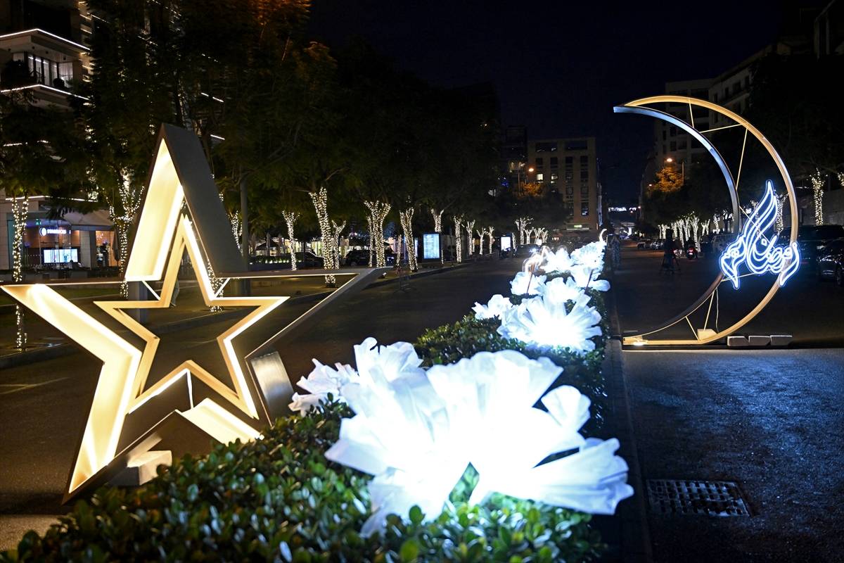 Vista de uma praça decorada para o próximo mês sagrado do Ramadã em Beirute, Líbano, em 6 de março de 2024.
[Houssam Shbaro/Agência Anadolu]
