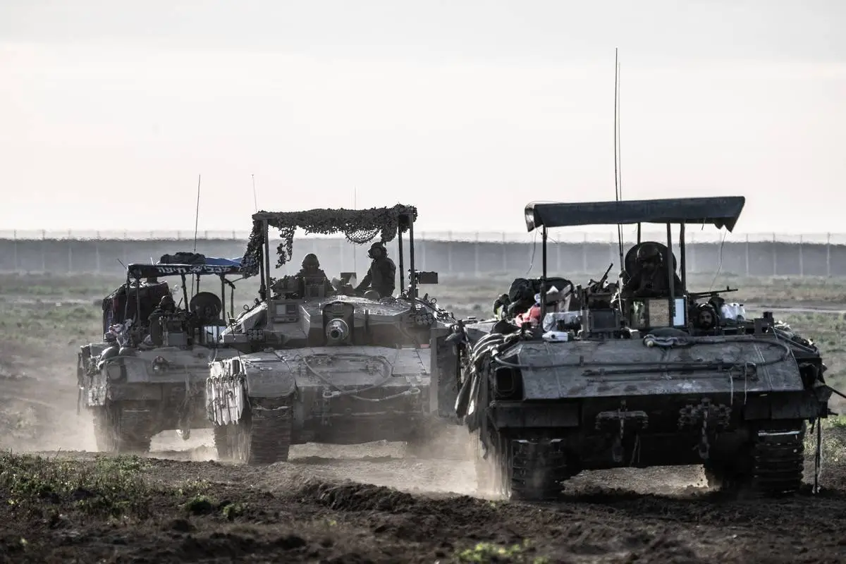 O exército israelense com um grande número de tanques, veículos blindados de transporte de pessoal, escavadeiras militares e helicópteros continua a atacar por ar e terra antes do Ramadã em Khan Yunis, Gaza, em 7 de março de 2024 [Mostafa Alkharouf/Agência Anadolu]