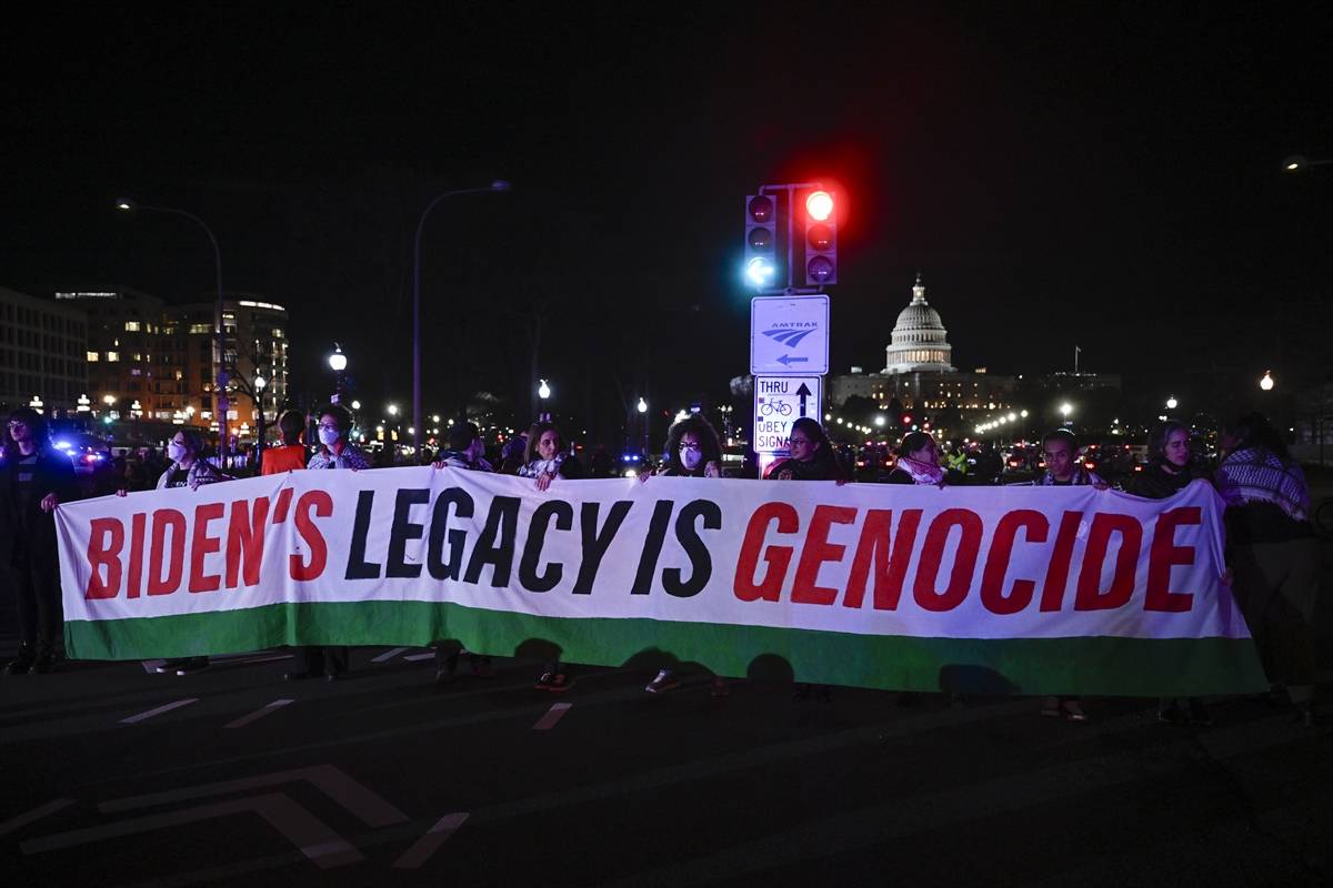 Manifestantes pedem cessar-fogo em Gaza na Avenida Pensilvânia, no caminho entre a Casa Branca e o Capitólio, na ocasião do discurso anual do presidente dos EUA, Joe Biden, sobre o Estado da União, em Washington DC, 7 de março de 2024 [Celal Günes/Agência Anadolu]
