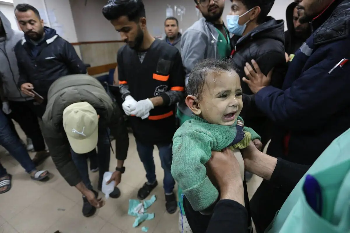Criança ferida no Hospital dos Mártires de Al-Aqsa, em Deir al-Balah, na Faixa de Gaza, em 9 de março de 2024 [Ashraf Amra/Agência Anadolu]