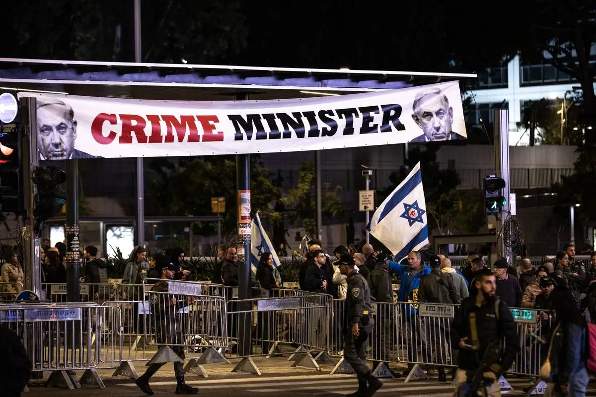Policiais israelenses fecham rua para impedir protesto contra o governo do primeiro-ministro Benjamin Netanyahu, em Tel Aviv, 9 de março de 2024 [Mustafa Alkharouf/Agência Anadolu]
