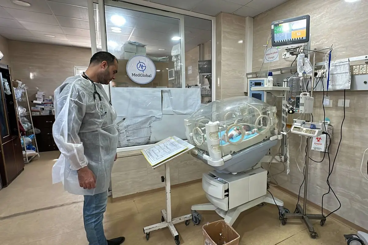 Bebê prematuro no Hospital Kamal Adwan, em Beit Lahia, Gaza, 11 de março de 2024 [Karam Hassan/Agência Anadolu]