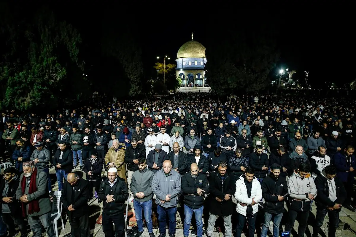 Muçulmanos realizam oração do tarawih na primeira noite do Ramadã, no complexo da Mesquita de Al-Aqsa, em Jerusalém ocupada, 11 de março de 2024 [Saeed Qaq/Agência Anadolu]
