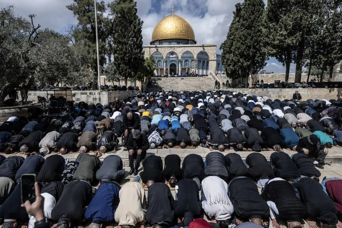 Muçulmanos realizam orações de sexta-feira no complexo da Mesquita de Al-Aqsa, durante o mês sagrado do Ramadã, em Jerusalém ocupada, em 22 de março de 2023 [Mostafa Alkharouf/Agência Anadolu]