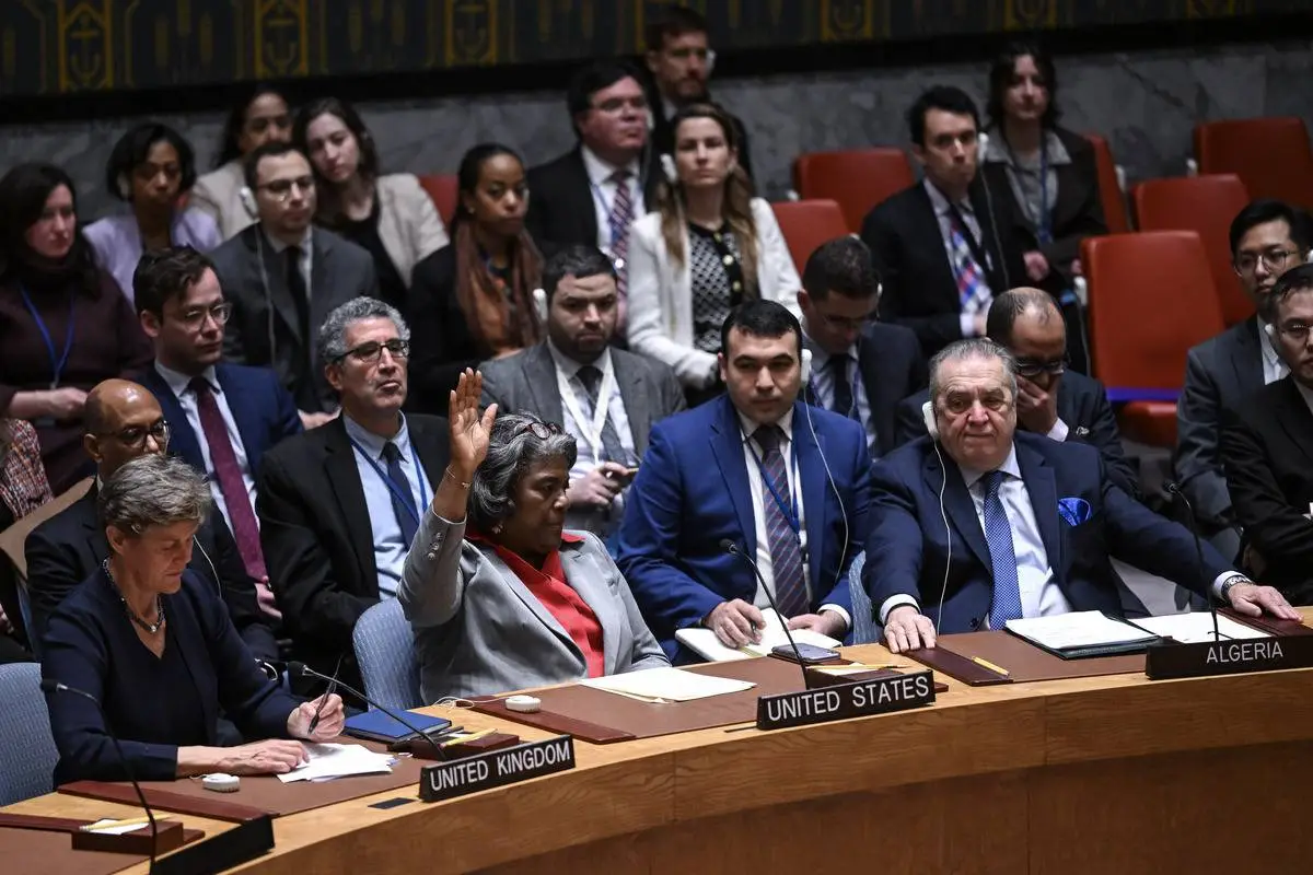 Linda Thomas-Greenfield (2ª à esq.), enviada dos EUA à ONU, participa da reunião do Conselho de Segurança da ONU que adota uma resolução exigindo um cessar-fogo imediato na Faixa de Gaza durante o mês do Ramadã, levando a um cessar-fogo "sustentável e duradouro", em Nova Iorque, Estados Unidos, em 25 de março de 2024 [Fatih Aktaş/Agência Anadolu]