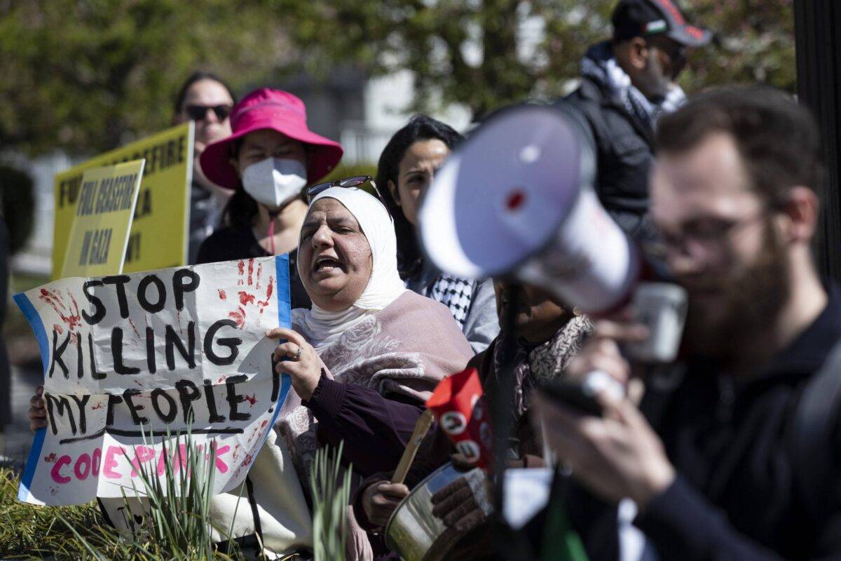 Protesto contra visita do ministro da Defesa de Israel, Yoav Gallant, aos Estados Unidos, na capital Washington, em 25 de março de 2024 [Mostafa Bassim/Agência Anadolu]
