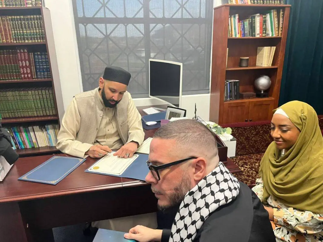 O ativista norte-americano Shaun King e sua esposa, Rai King, abraçaram o Islã na presença do conhecido imã Dr. Omar Suleiman, no Centro Islâmico Valley Ranch, em 10 de março de 2024, em Dallas, Texas [HassanShibly/Twitter]