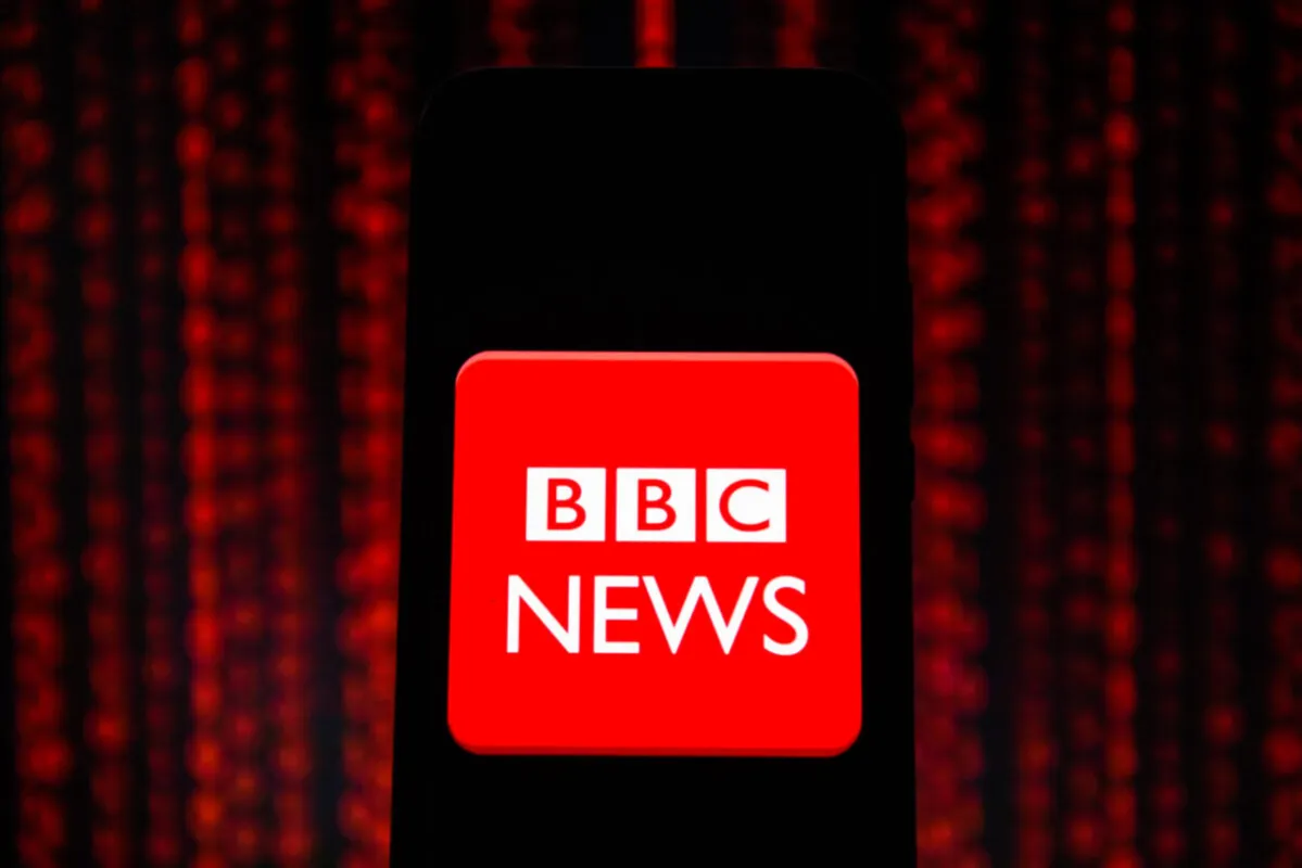 Nesta ilustração fotográfica, o logotipo do noticiário da BBC é exibido em um smartphone, em fevereiro de 2023 [Omar Marques/SOPA Images/LightRocket via Getty Images] 
