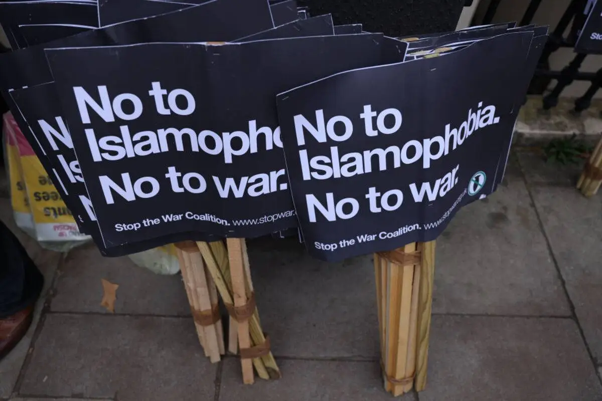 Cartazes da Coalizão Stop the War que dizem "Não à islamofobia. Não à guerra" [Hollie Adams/Getty Images]
