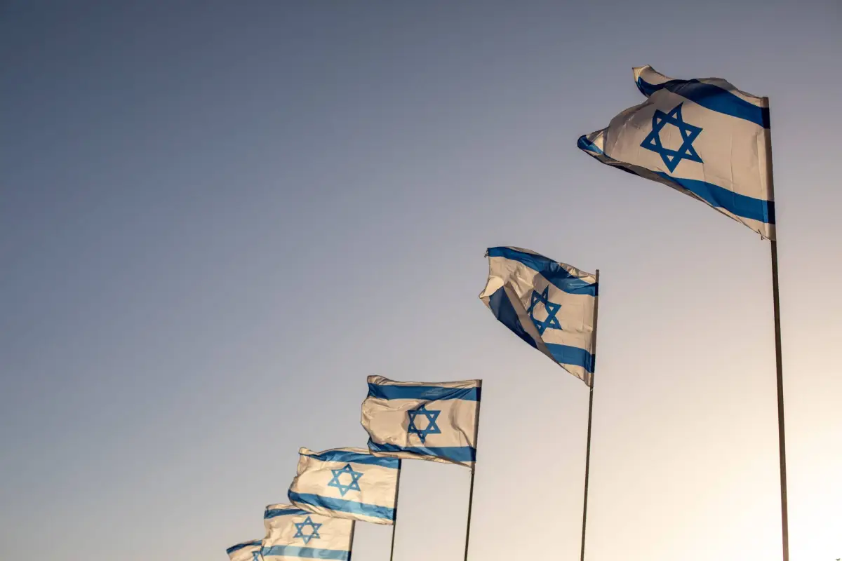 Bandeiras de Israel na Cidade Velha de Jerusalém ocupada [Getty Images]
