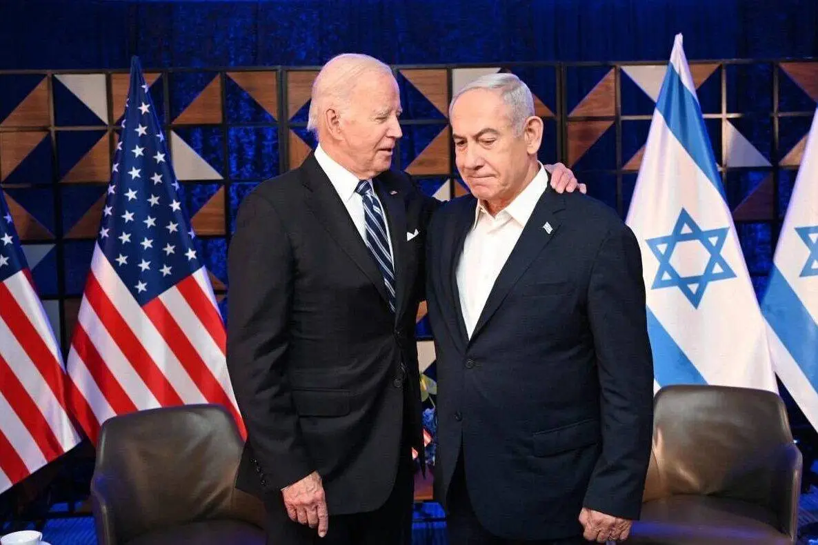 Presidente dos EUA, Joe Biden, encontra-se com o primeiro-ministro de Israel, Benjamin Netanyahu, em Tel Aviv, em 18 de outubro de 2023 [Divulgação/Agência Anadolu via Getty Images]
