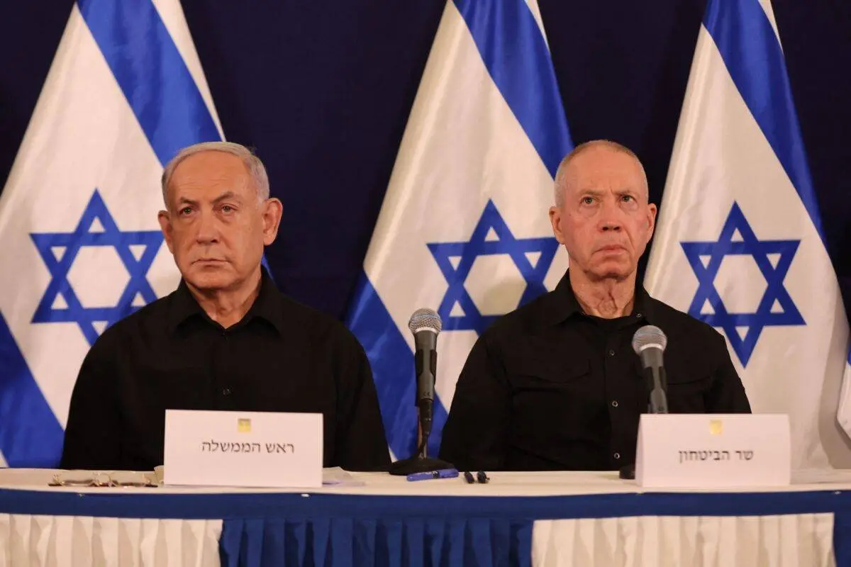 Primeiro-ministro de Israel, Benjamin Netanyahu, e ministro da Defesa, Yoav Gallant, durante coletiva de imprensa na base military de Kirya, em Tel Aviv, 28 de outubro de 2023 [Abir Sultan/AFP via Getty Images]