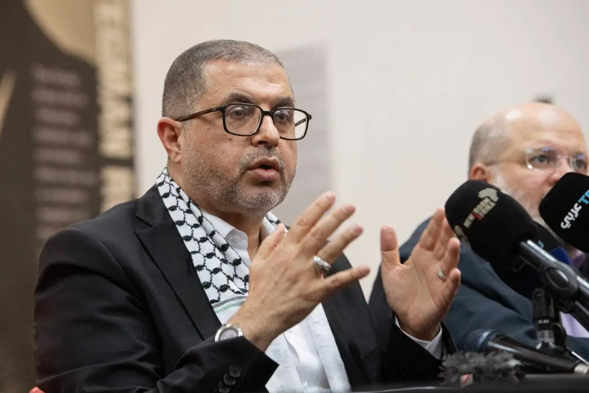 Bassem Naim, membro do gabinete político do grupo Hamas e ex-ministro da Saúde de Gaza, durante coletiva de imprensa na Cidade do Cabo, na África do Sul, em 29 de novembro de 2023 [Rodger Bosch/AFP via Getty Images]
