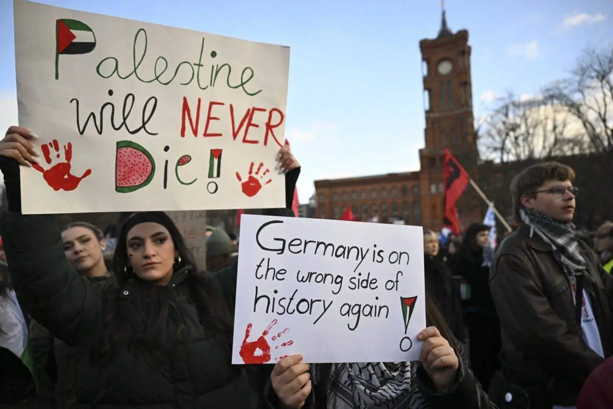 Manifestantes se reúnem na Praça Alexanderplatz e marcham pelo centro da cidade para mostrar solidariedade aos palestinos e protestar contra os ataques contínuos de Israel em Berlim, Alemanha, em 27 de janeiro de 2024 [Halil Sagirkaya/Anadolu via Getty Images]
