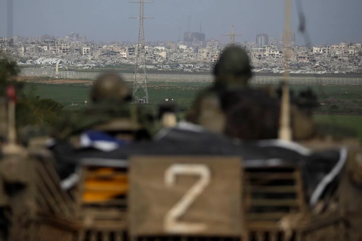 Soldados israelenses em pé sobre um tanque enquanto patrulham perto da fronteira com Gaza no sul de Israel, Israel, em 14 de fevereiro de 2024 [Amir Levy/Getty Images]