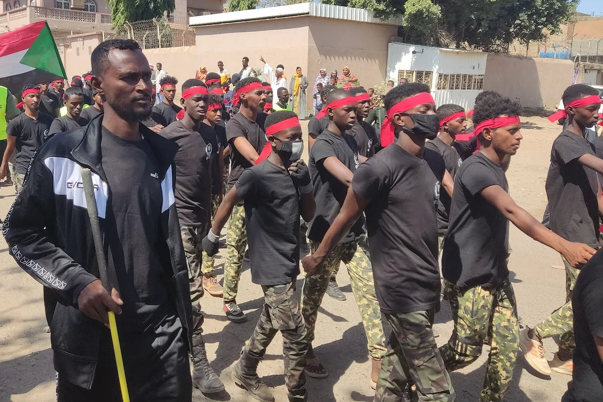 Membros da resistência popular armada sudanesa, que apoia o exército, desfilam nas ruas de Gedaref, no leste do Sudão, em 3 de março de 2024, em meio ao conflito em curso no Sudão entre o exército e os paramilitares [AFP via Getty Images]